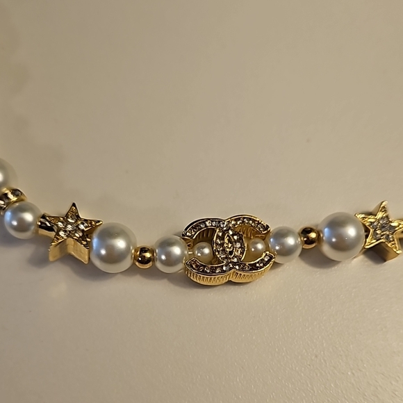 Elegant Pearl and Gold Necklace - Picture 3 of 9